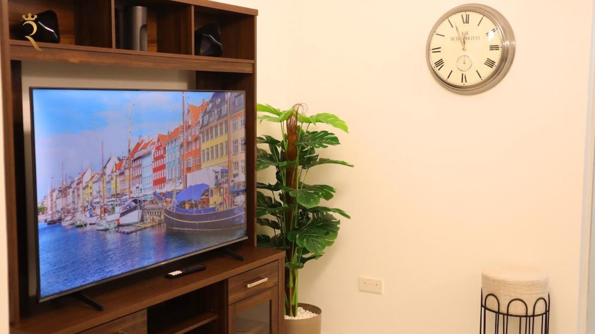 Cozy 2br Masdar Pool Parking And Near Airport *