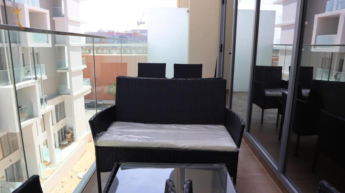 Cozy 2br Masdar Pool Parking And Near Airport