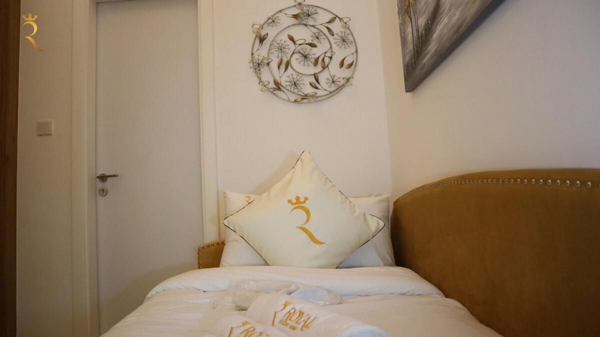 Apartment Cozy 2br Masdar Pool Parking And Near Airport *
