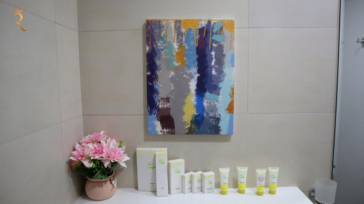 Apartment Cozy 2br Masdar Pool Parking And Near Airport *
