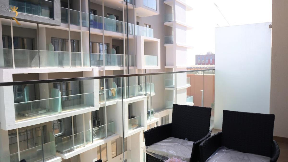 Cozy 2br Masdar Pool Parking And Near Airport Apartment