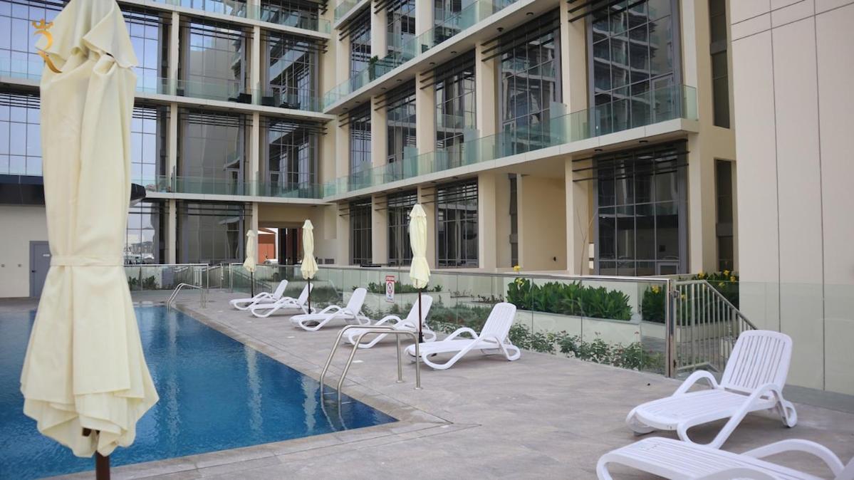 Apartment Cozy 2br Masdar Pool Parking And Near Airport *