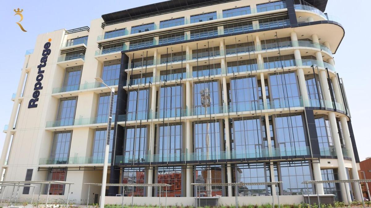 Apartment Cozy 2br Masdar Pool Parking And Near Airport Abu Dhabi