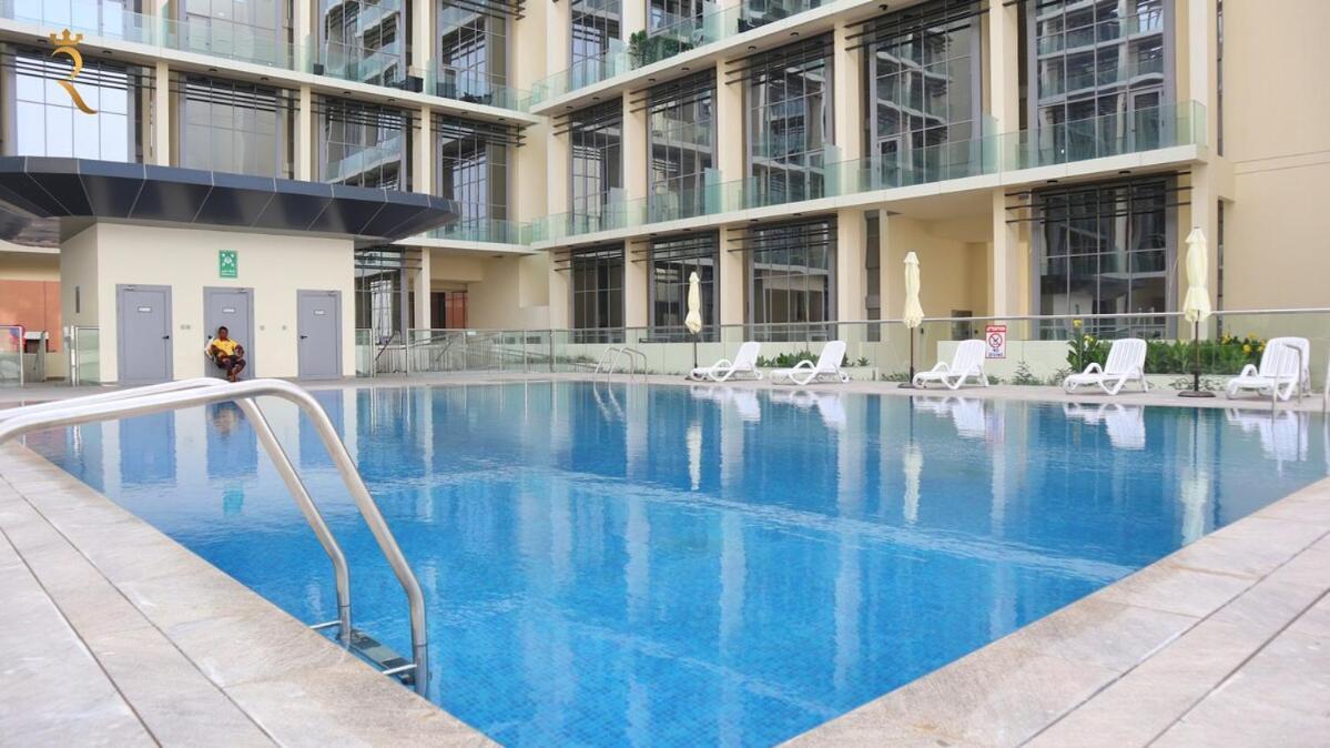 Cozy 2br Masdar Pool Parking And Near Airport Apartment