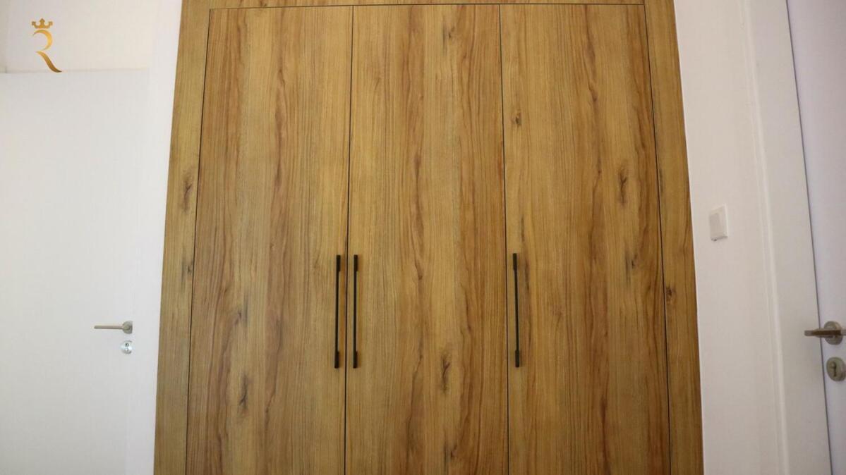 Apartment Cozy 2br Masdar Pool Parking And Near Airport *