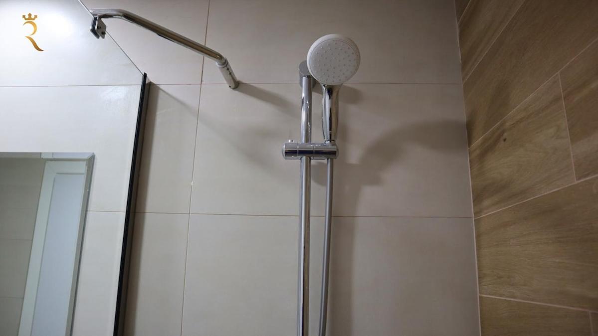 Apartment Cozy 2br Masdar Pool Parking And Near Airport *