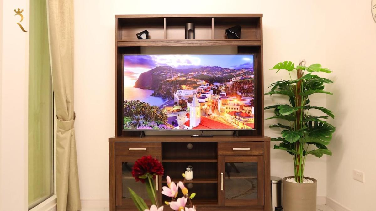 Cozy 2br Masdar Pool Parking And Near Airport