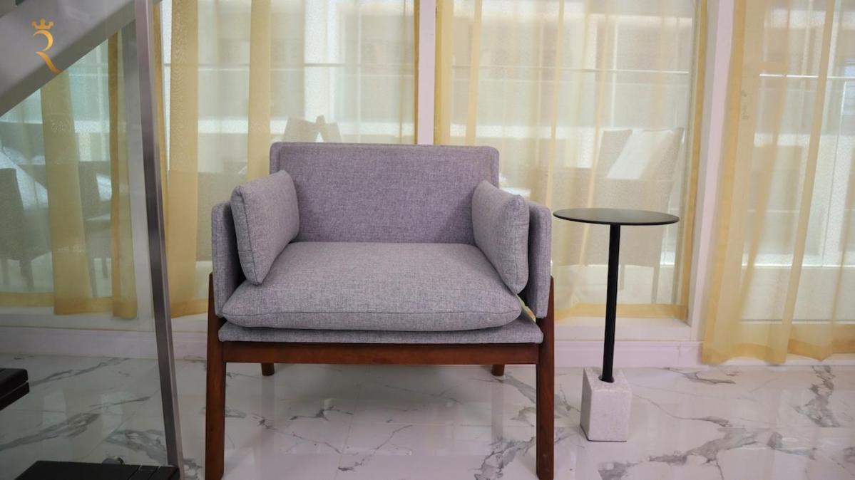 Apartment Cozy 2br Masdar Pool Parking And Near Airport *