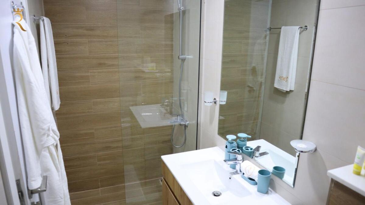 Cozy 2br Masdar Pool Parking And Near Airport Apartment *