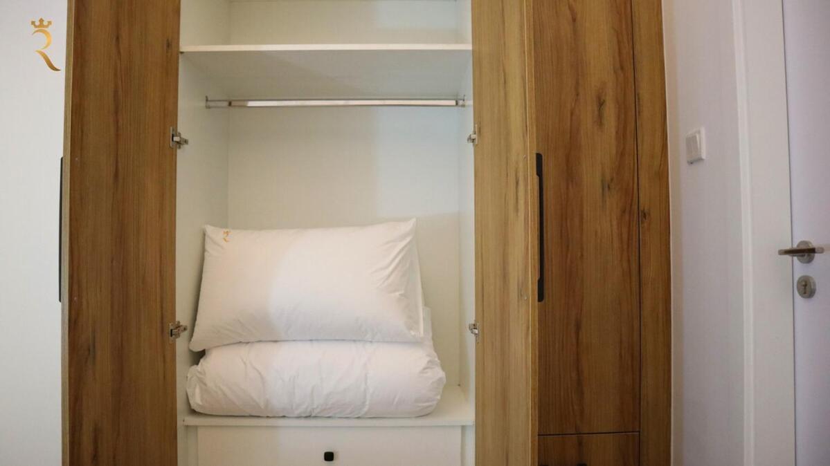 Cozy 2br Masdar Pool Parking And Near Airport *
