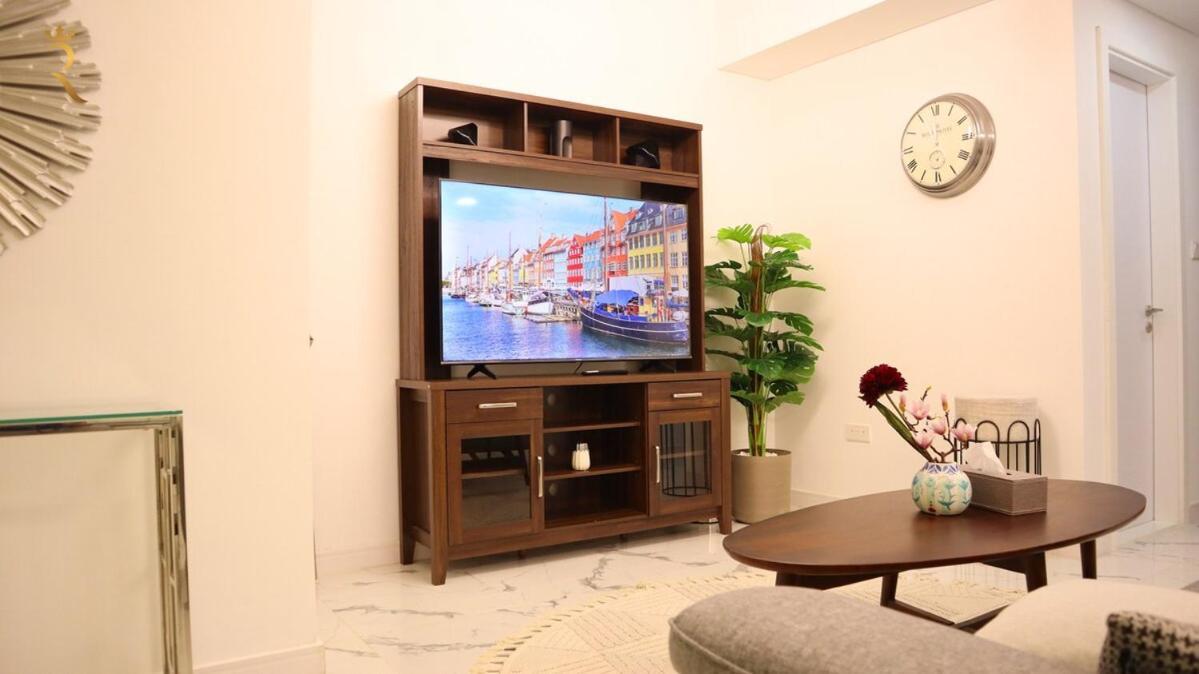 Cozy 2br Masdar Pool Parking And Near Airport Apartment