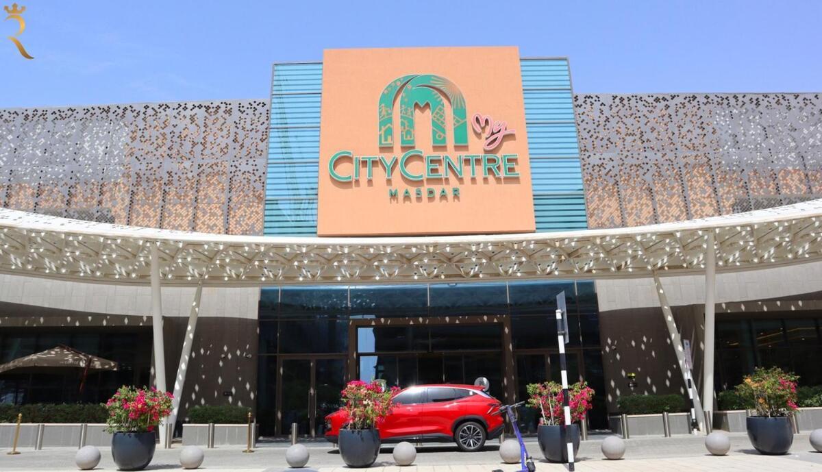 Cozy 2br Masdar Pool Parking And Near Airport